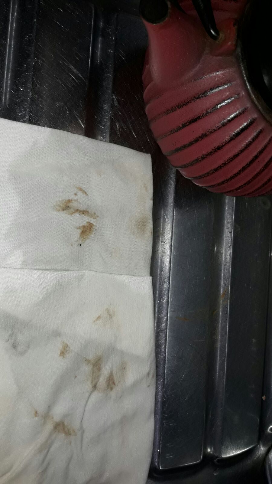 Al pasar el paño por el interior de la tetera, este se mancha de taninos.